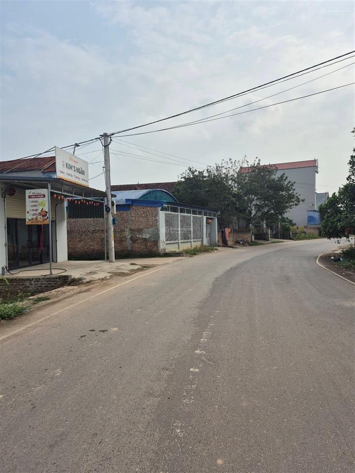 Đường nhựa rẻ hơn trong làng. gần 500m2 chỉ hơn 6tr/m2. muốn ra hàng gấp