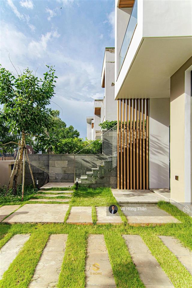 Chủ nhà cần bán lại căn biệt thự khu sân golf, nhà có sẵn, chỉ 5,85 tỷ bao thuế phí, gồm vat
