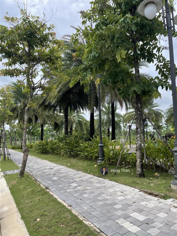 Chủ nhà gửi bán căn nhà phố trực diện hồ bơi công viên ngay sông rạch chiếc, sẵn sổ hồng riêng