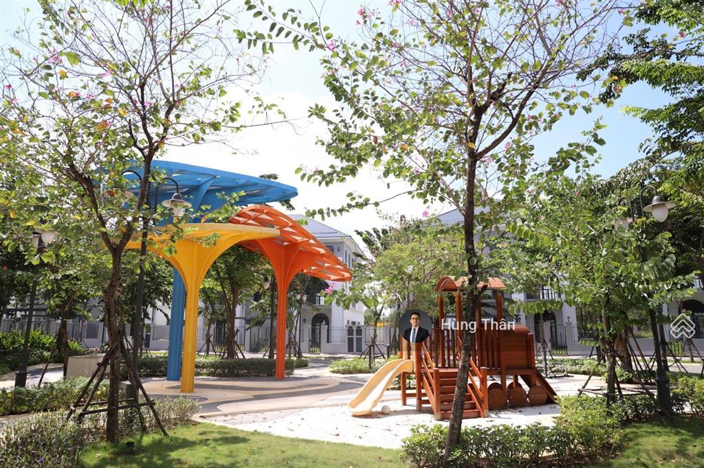 Chủ nhà gửi bán căn nhà phố trực diện hồ bơi công viên ngay sông rạch chiếc, sẵn sổ hồng riêng