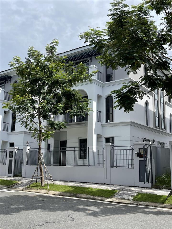 Chủ nhà cần sang nhượng lại căn biệt thự rộng 240m², giá chỉ 17,95 tỷ sang tên công chứng ngay