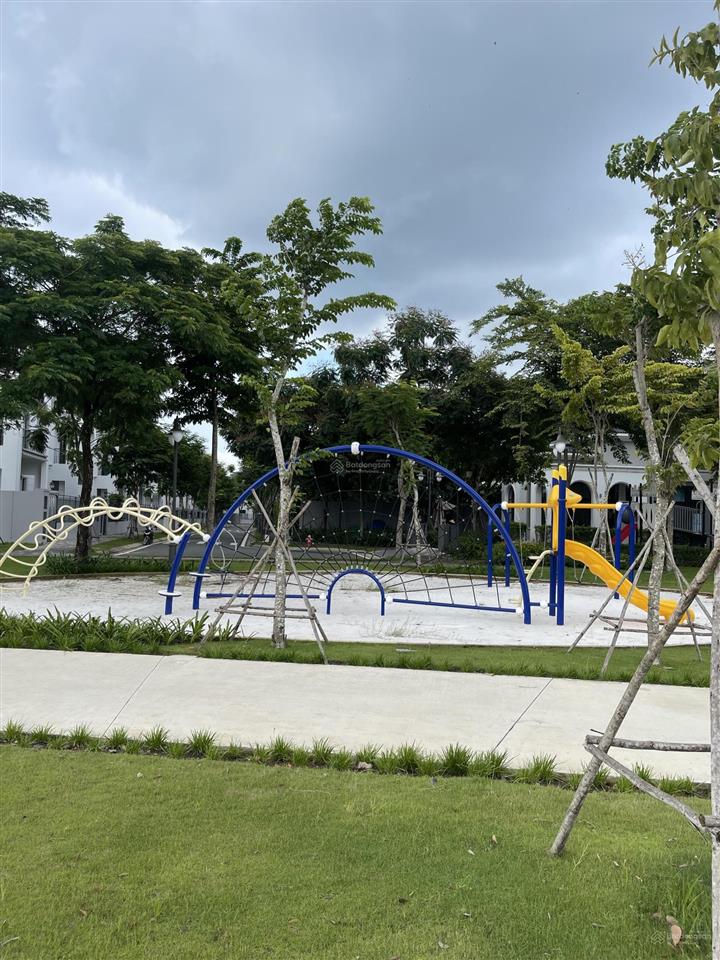 Chủ nhà cần sang nhượng lại căn biệt thự rộng 240m², giá chỉ 17,95 tỷ sang tên công chứng ngay