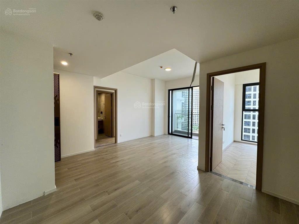 Cho thuê căn 3 phòng ngủ 85m2, nội thất cơ bản cđt, nhà mới, gần vincom