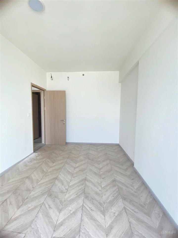 Cho thuê căn 3 phòng ngủ 85m2, nội thất cơ bản cđt, nhà mới, gần vincom