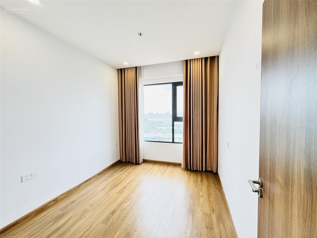 Chủ kẹt tiền cần bán gấp căn 2pn 2wc, 72m2 tầng trung  giá 3 tỷ,  0909 272 *** gửi căn