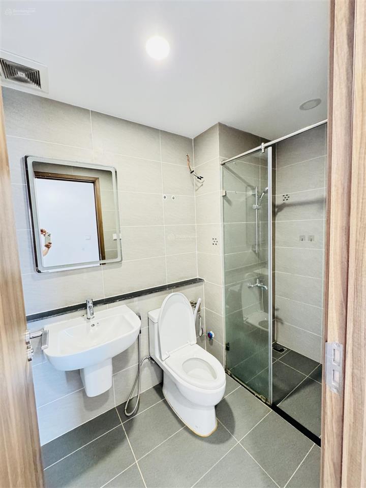 Chủ kẹt tiền cần bán gấp căn 2pn 2wc, 72m2 tầng trung  giá 3 tỷ,  0909 272 *** gửi căn