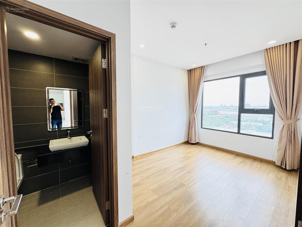 Chủ kẹt tiền cần bán gấp căn 2pn 2wc, 72m2 tầng trung  giá 3 tỷ,  0909 272 *** gửi căn