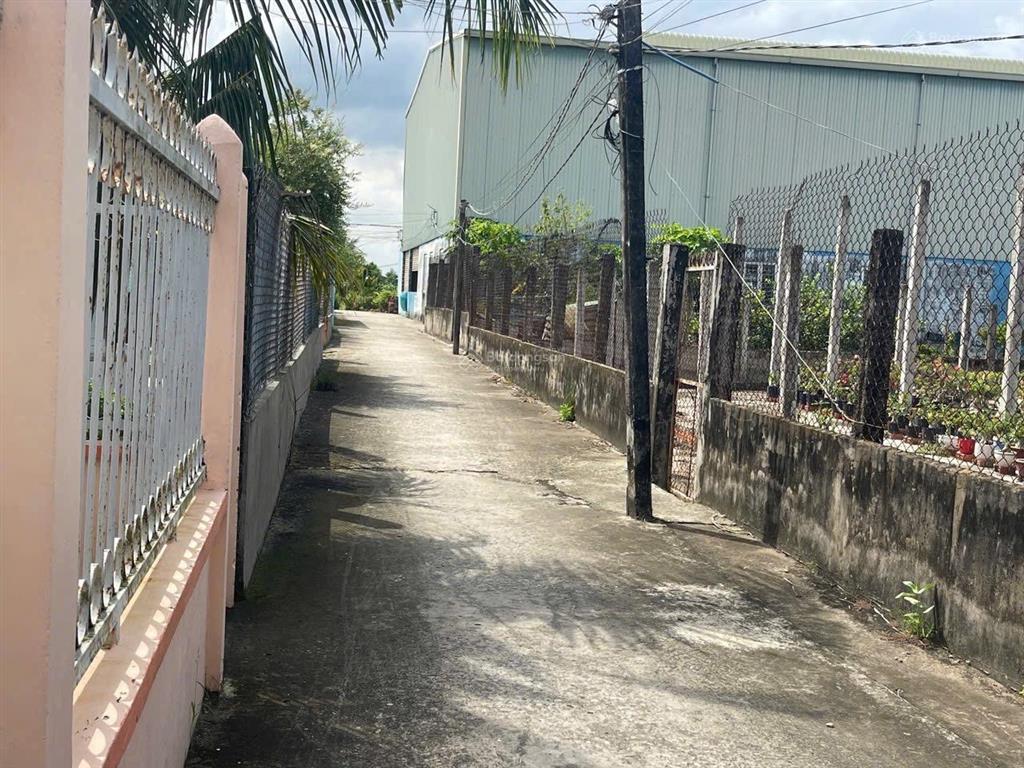 Bán 4,2x25 m đất thổ cư đường thông, dân đông, gần nhiều kho xưởng, cách tỉnh lộ 827b 200 m