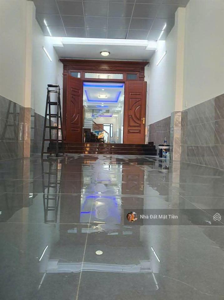 Hot  nhà 02 lầu + sân thượng dt 4x40m (5pn) mặt tiền trần văn mười, gần chợ đại hải h.môn