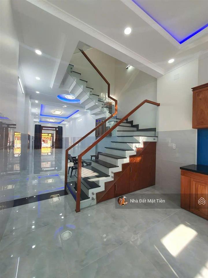 Hot  nhà 02 lầu + sân thượng dt 4x40m (5pn) mặt tiền trần văn mười, gần chợ đại hải h.môn