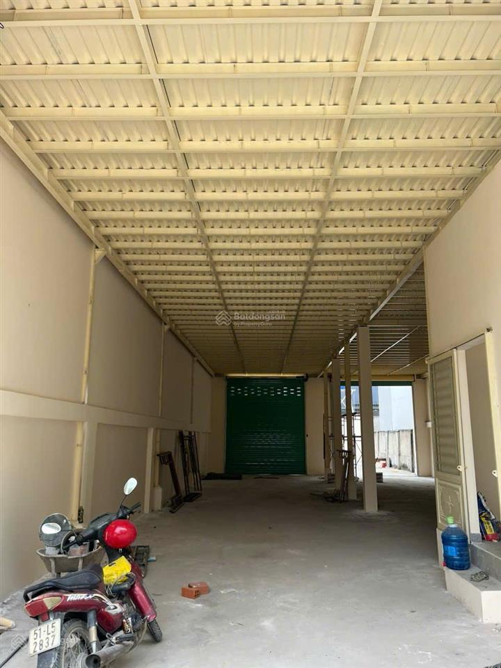 Xưởng bán dt 10x45m, 01 lầu, mặt tiền kênh xts 38 đang làm 20m, gần chợ chữ s