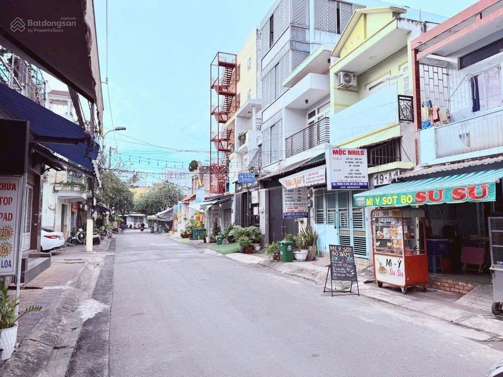 Nhỉnh 5 tỷ nhà 2 tầng còn mới 48m2 mặt tiền kinh doanh đa ngành khu vip tên lửa bình tân