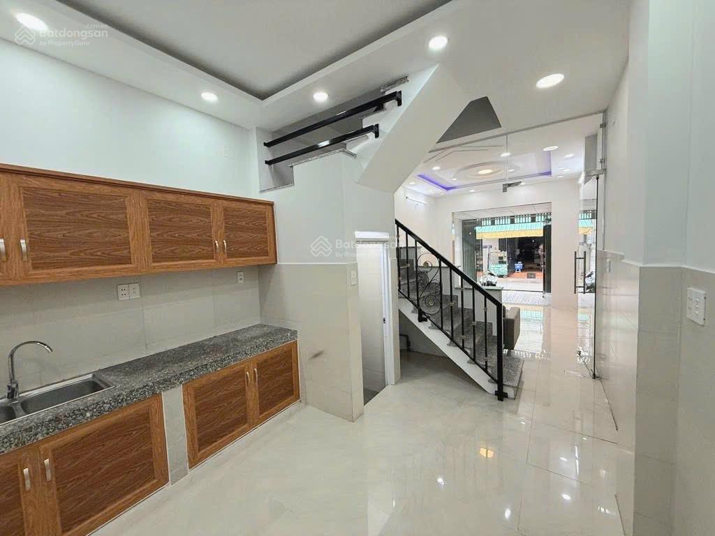 Nhỉnh 5 tỷ  nhà 2 tầng còn mới  48m2  mặt tiền kinh doanh đa ngành khu vip tên lửa  bình tân