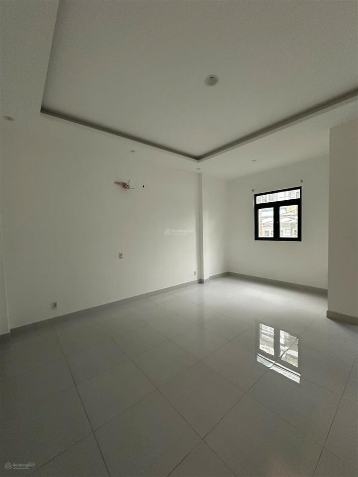 12 tỷ bán gấp giảm còn 10,5 tỷ, mt đường 8m, sổ riêng vào ở ngay, miễn tg. 0934 022 ***