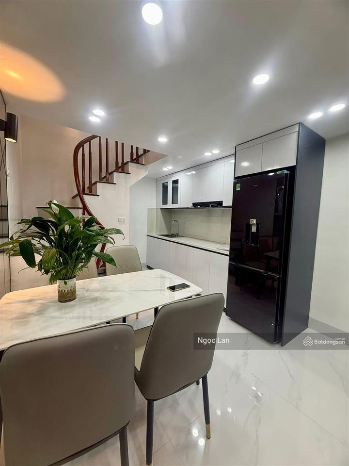 Đường láng nhà đẹp 30m x 6 tầng sổ đỏ đẹp đống đa full nội thất , ngõ thông gần phố, thông láng hạ