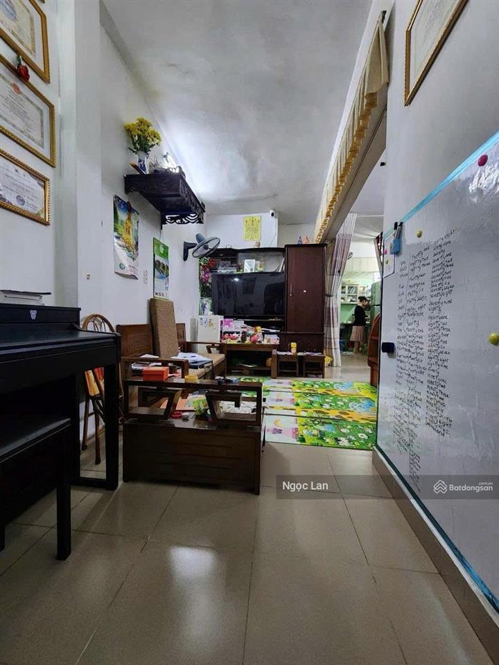 Bán nhà gần 3 tỷ phố trương định  sổ đỏ tập thể 70 m2 tầng 2 ô tô vào tận nơi, nhà đẹp có vỉa hè