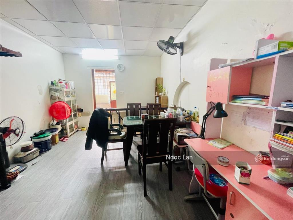 Bán nhà gần 3 tỷ phố trương định  sổ đỏ tập thể 70 m2 tầng 2 ô tô vào tận nơi, nhà đẹp có vỉa hè