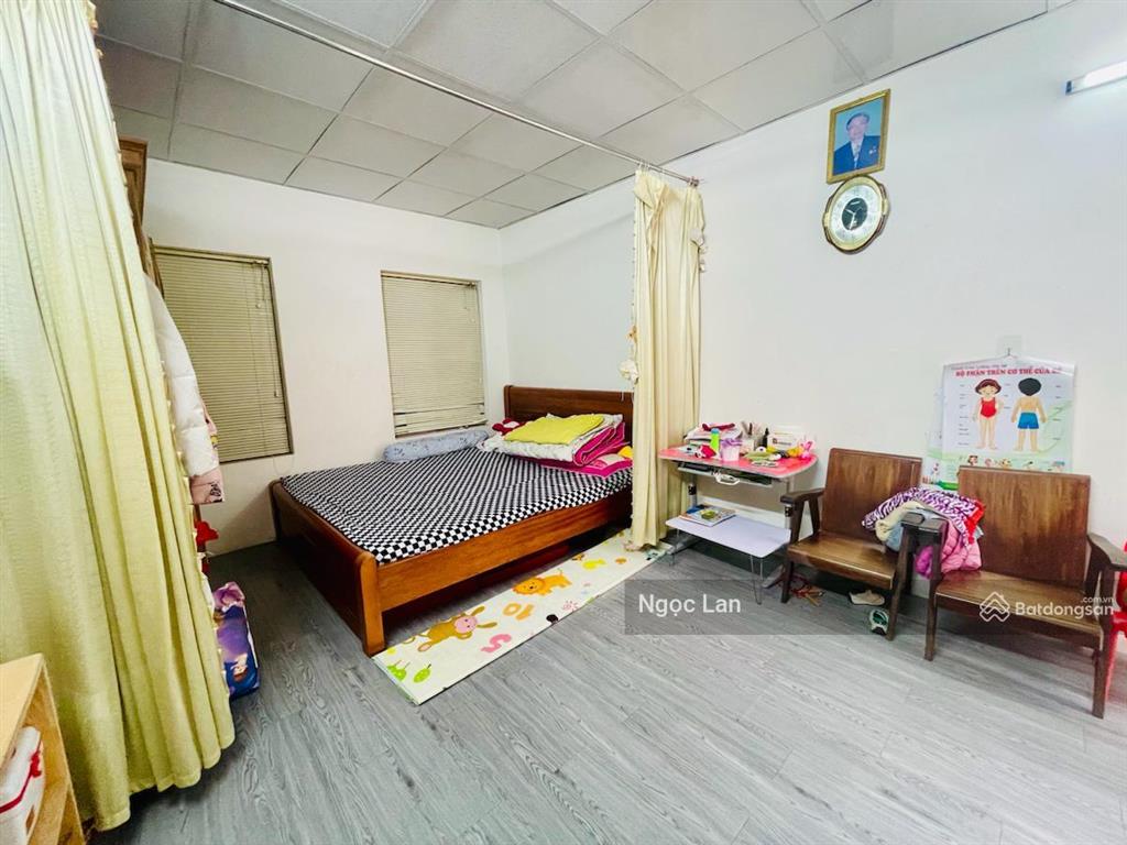 Bán nhà gần 3 tỷ phố trương định  sổ đỏ tập thể 70 m2 tầng 2 ô tô vào tận nơi, nhà đẹp có vỉa hè