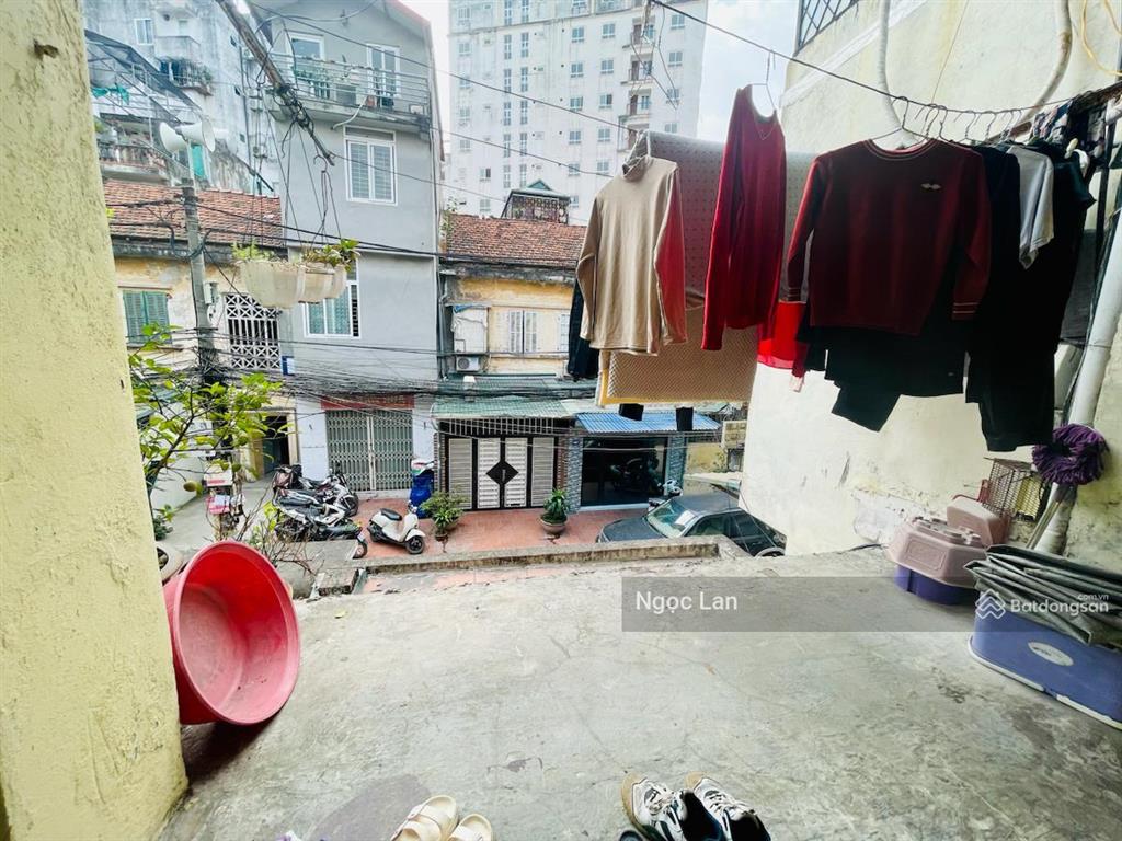 Bán nhà gần 3 tỷ phố trương định  sổ đỏ tập thể 70 m2 tầng 2 ô tô vào tận nơi, nhà đẹp có vỉa hè