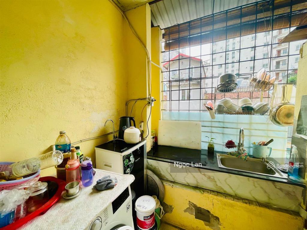 Bán nhà gần 3 tỷ phố trương định  sổ đỏ tập thể 70 m2 tầng 2 ô tô vào tận nơi, nhà đẹp có vỉa hè