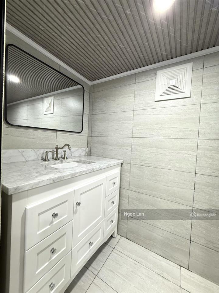 Nhà mình bán 120 m2 sổ đỏ tập thể tầng 1 phố 8/3 hbt có cửa hàng & 3 ngủ full xịn , 2 thoáng đẹp .