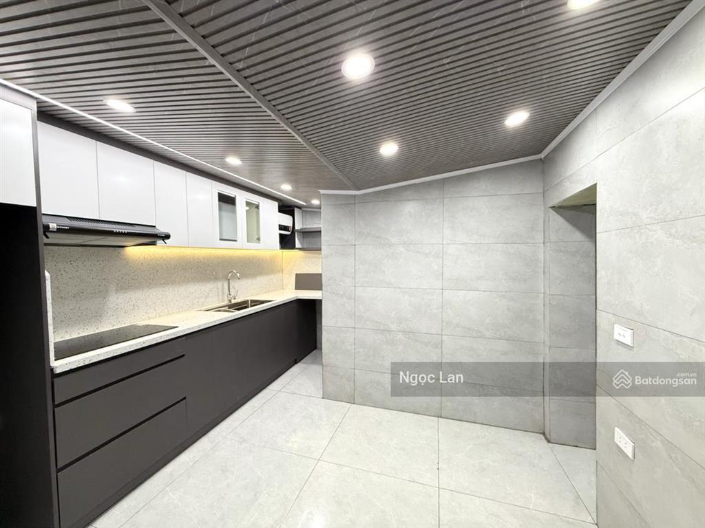 Nhà mình bán 120 m2 sổ đỏ tập thể tầng 1 phố 8/3 hbt có cửa hàng & 3 ngủ full xịn , 2 thoáng đẹp .