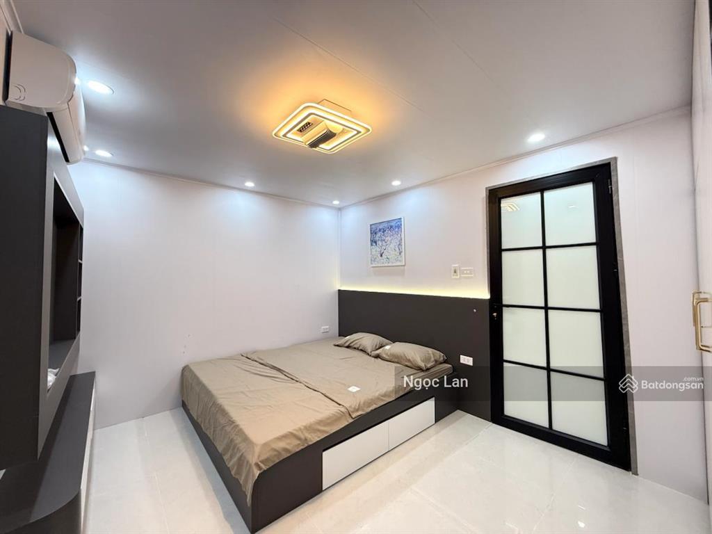 Nhà mình bán 120 m2 sổ đỏ tập thể tầng 1 phố 8/3 hbt có cửa hàng & 3 ngủ full xịn , 2 thoáng đẹp .