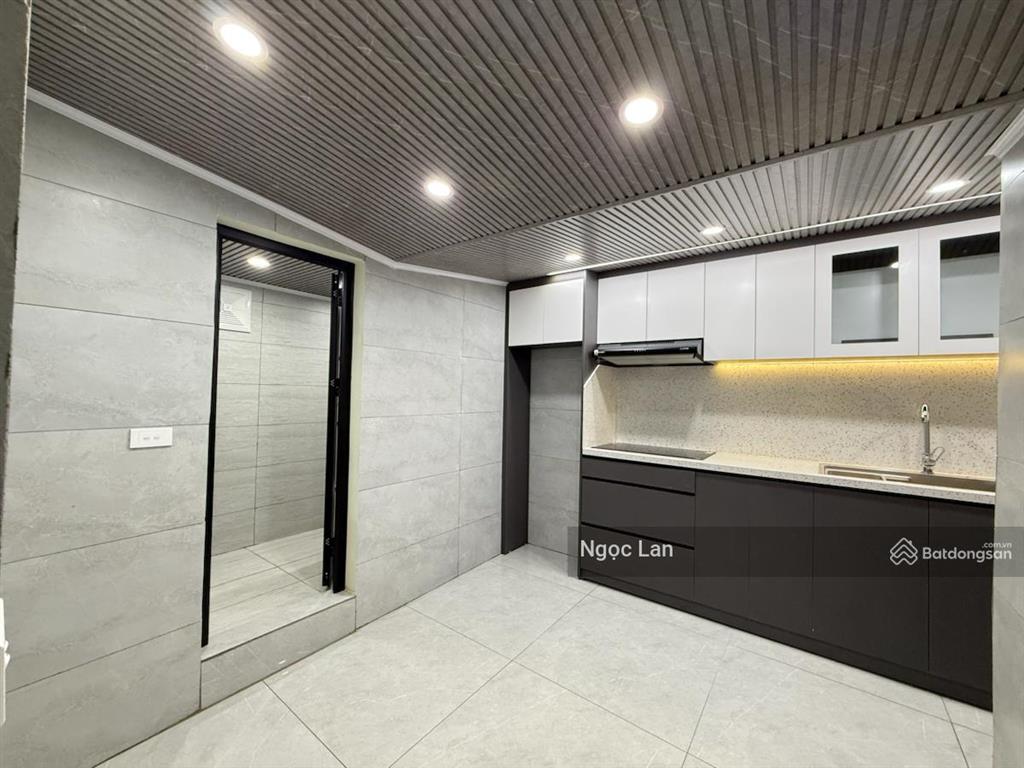 Nhà mình bán 120 m2 sổ đỏ tập thể tầng 1 phố 8/3 hbt có cửa hàng & 3 ngủ full xịn , 2 thoáng đẹp .