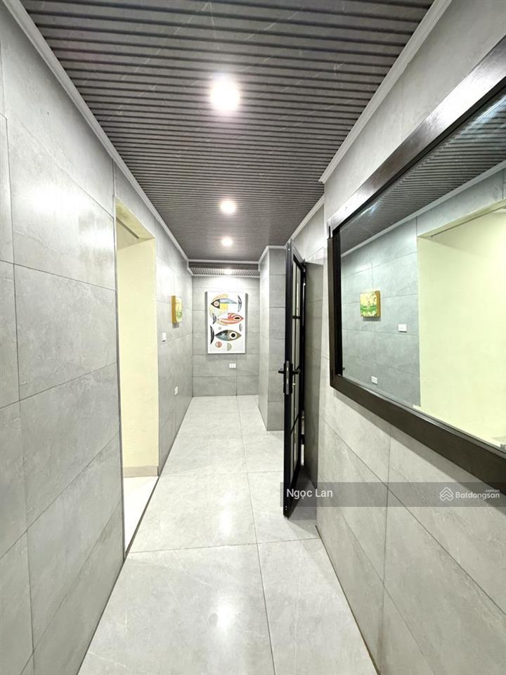 Nhà mình bán 120 m2 sổ đỏ tập thể tầng 1 phố 8/3 hbt có cửa hàng & 3 ngủ full xịn , 2 thoáng đẹp .