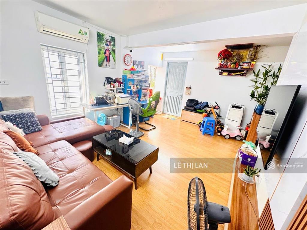 Nhà có 3 ban công sổ đỏ tập thể văn chương 41/80m2 lô góc 2 ngủ