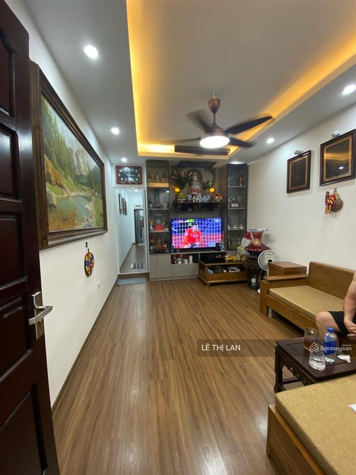 Cần tiền bán nhanh căn hộ tt tầng 2 phố quỳnh mai sổ đỏ hbt 80 m2 lô góc 2 ngủ chỉ 3 tỷ sáng thoáng