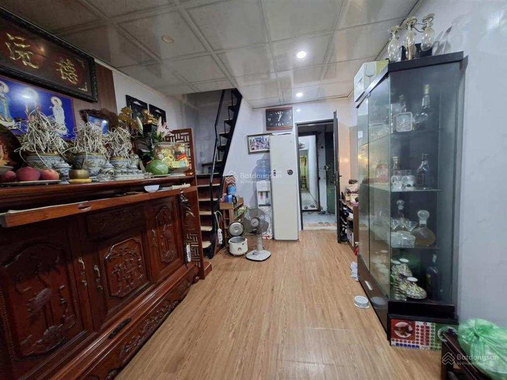Bán căn hộ tập thể kim liên sổ đỏ đống đa 21/80 m2 vị trí đẹp 3 ngủ 2 vs giá 3 tỷ có thương lượng.