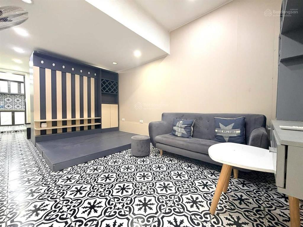 Trung tâm đống đa 40 m2 sổ đỏ tập thể tầng 1 thái thịnh 1,95 tỷ ô tô đỗ cửa  ngõ thông full 2 ngủ