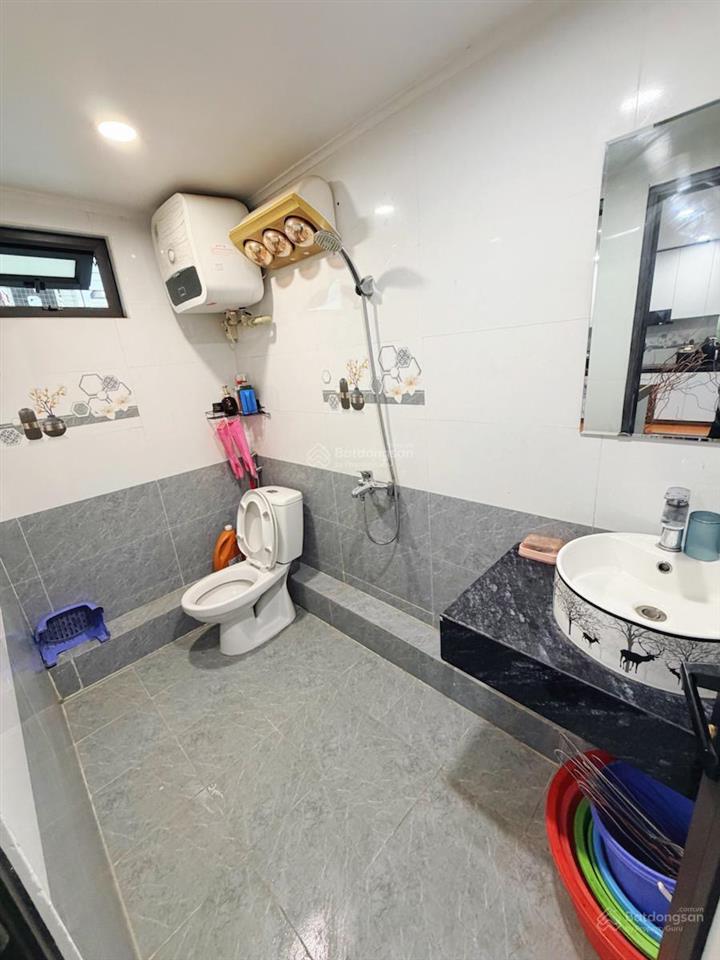 Bán nhà hơn 4 tỷ sổ đỏ 85m2 tầng 2 tt thành công 3 ngủ 2 vs vị trí siêu đẹp full nội thất ô tô đỗ .