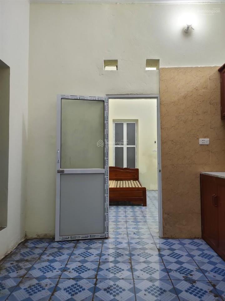 Có nhà nguyên căn 2 tầng, 2 ngủ giá 3,5tr/th. ngõ 59  đường hoàng liên, phường thượng cát, hn