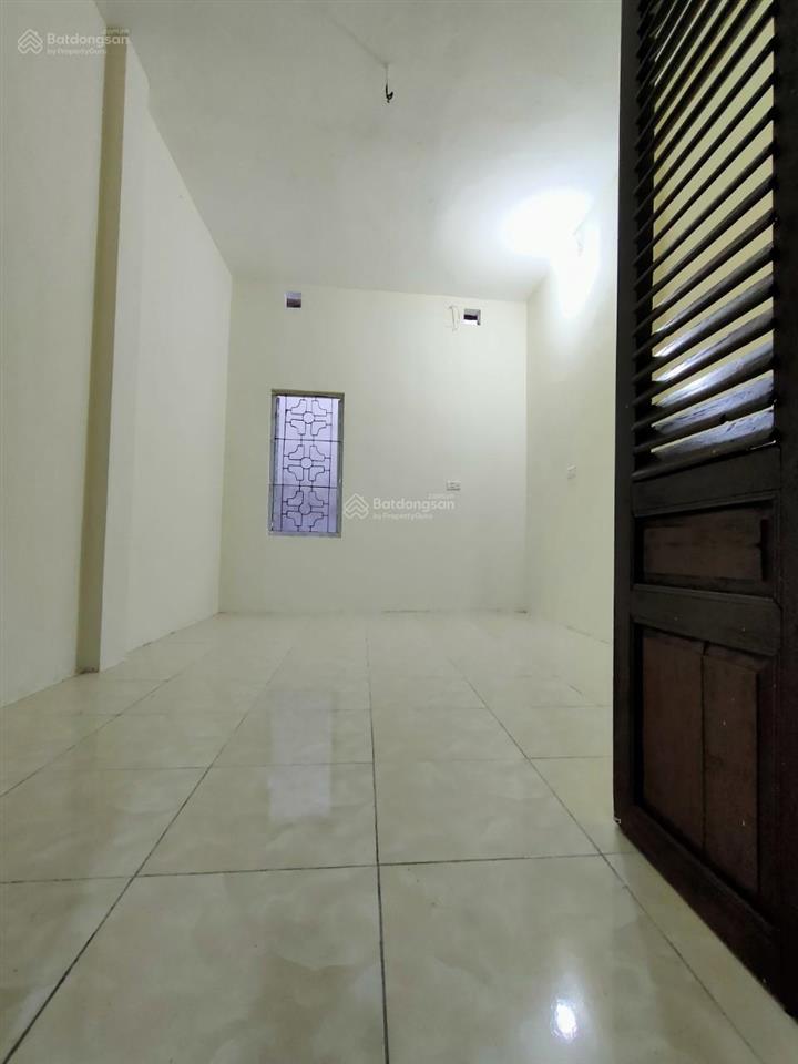 Có nhà nguyên căn 2 tầng, 2 ngủ giá 3,5tr/th. ngõ 59  đường hoàng liên, phường thượng cát, hn