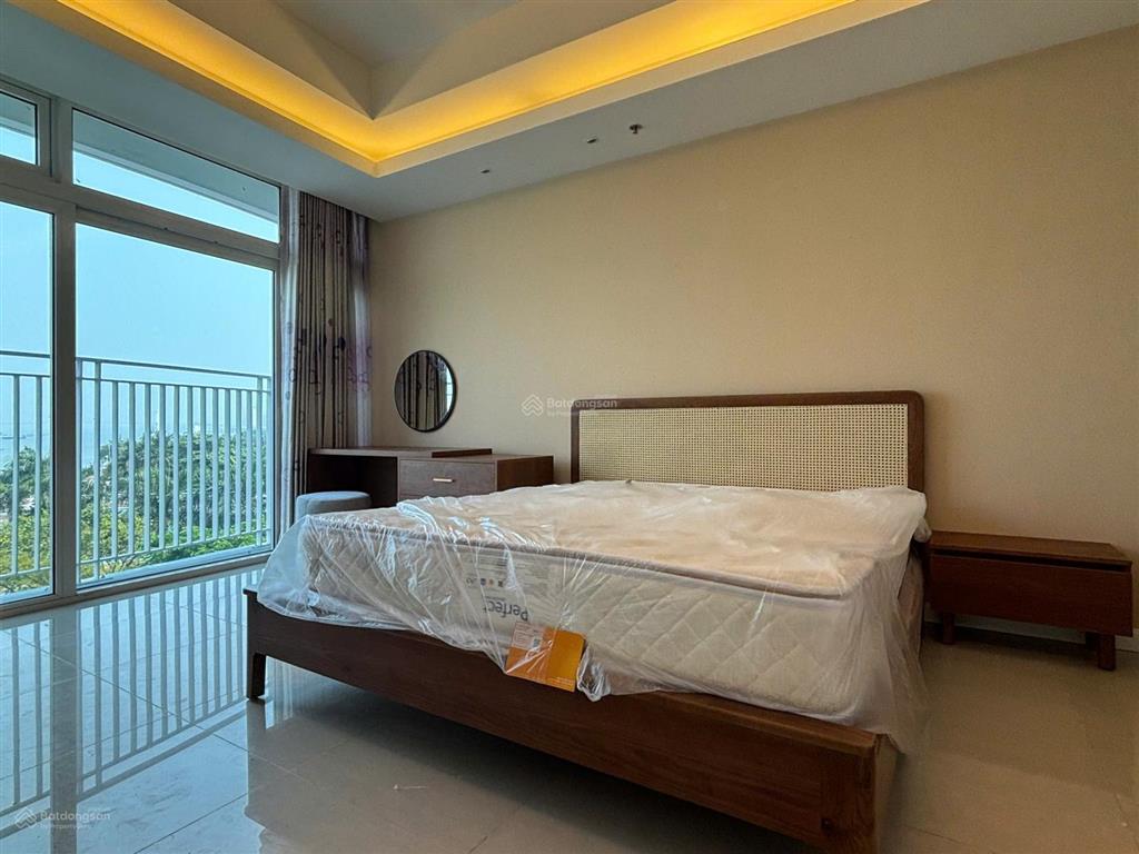 Cho thuê căn 2 phòng ngủ azura tầng cao, view sông thoáng mát