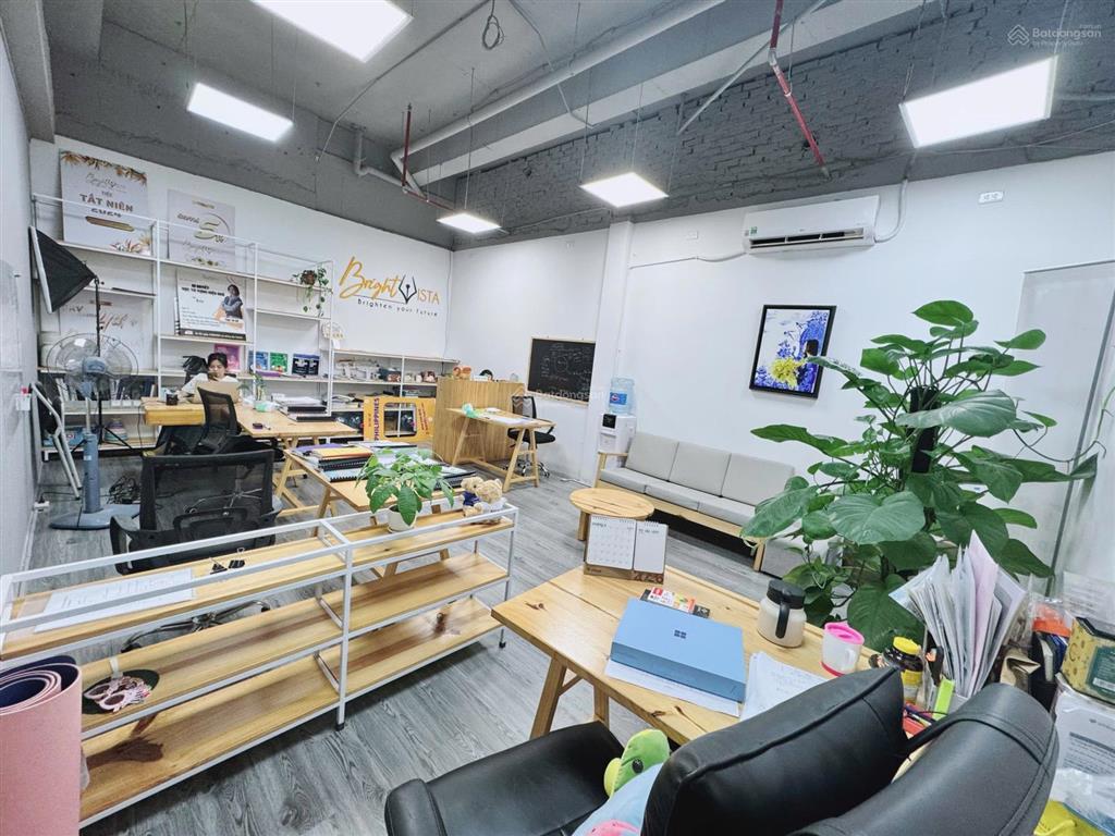Chính chủ cho thuê văn phòng  kho dt 40m2 tại sàn thương mại cchvqp đẹp giá 10 triệu