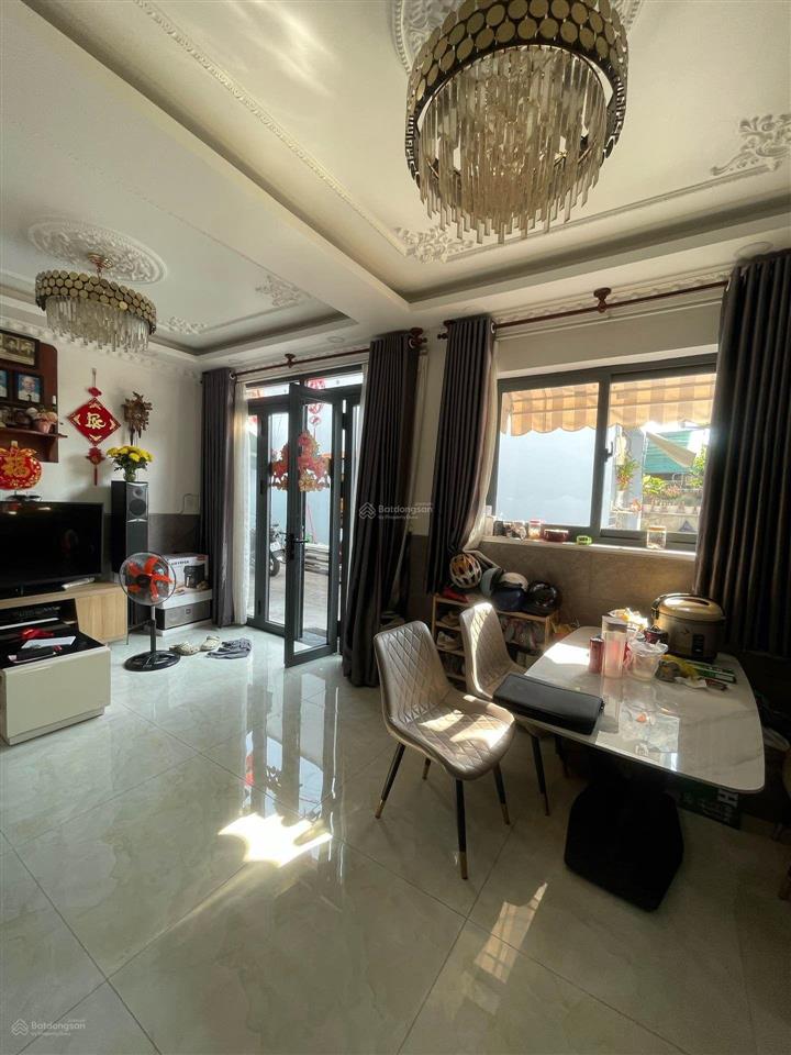 Quận 7  vừa ở vừa kd  5tỷ5  ngang 7m  cạnh pmh  hẻm 4m5  có pn trệt