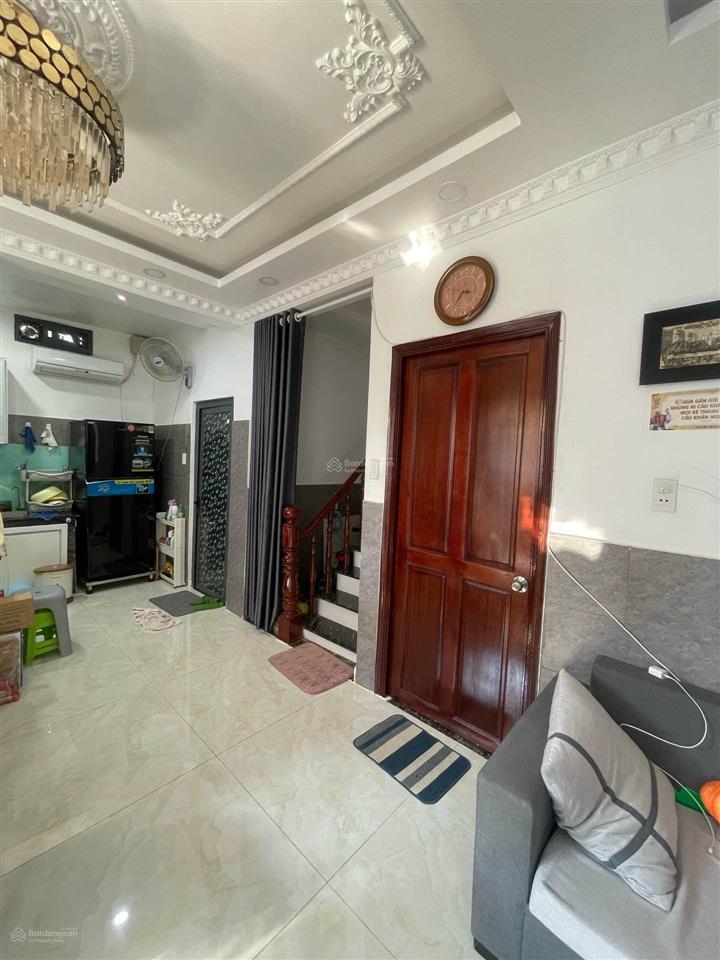 Quận 7  vừa ở vừa kd  5tỷ5  ngang 7m  cạnh pmh  hẻm 4m5  có pn trệt