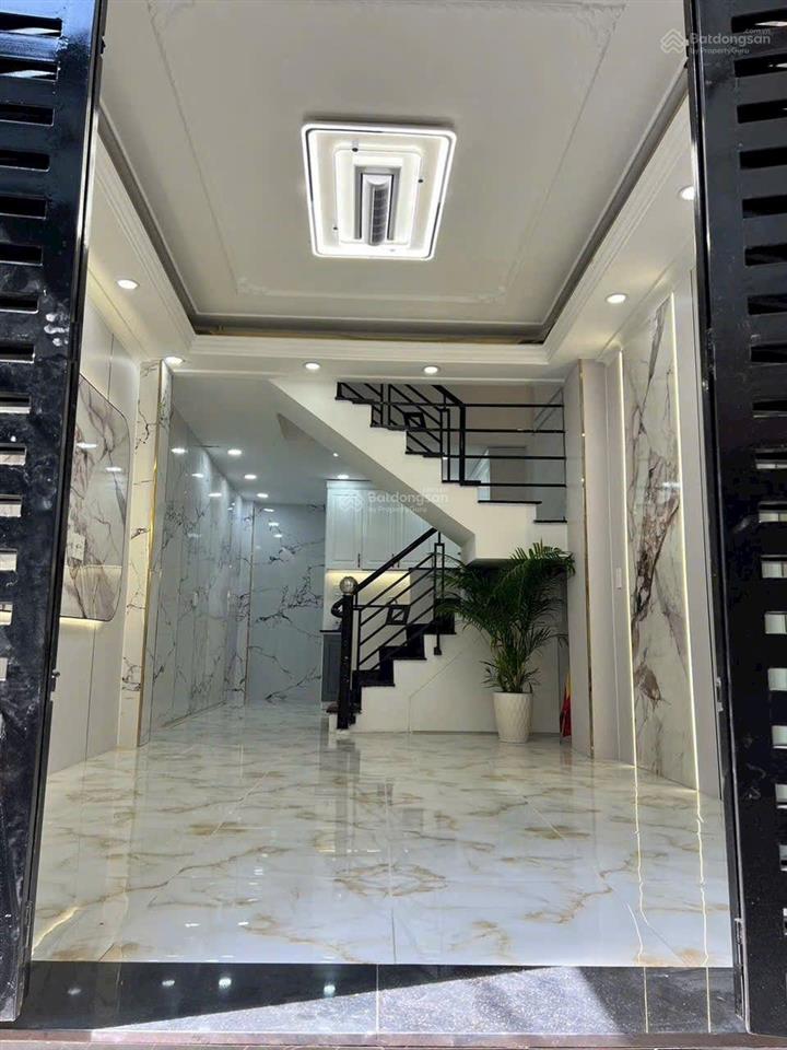 Bùi văn ba, 3 tầng mới đẹp, cách mặt tiền 20m, sang quận 1,4 chỉ 10p  4.7 tỷ