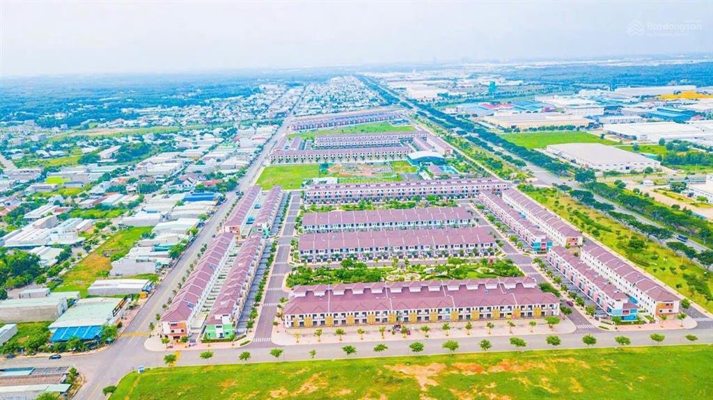 Nhà liền kề 1 trệt 2 lầu mặt tiền đường 25m  đối diện khu tiện ích 3ha