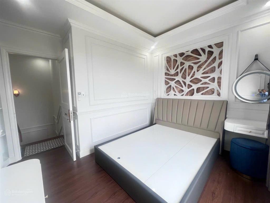 Cho thuê căn 3 tầng view công viên  full nội thất cao cấp