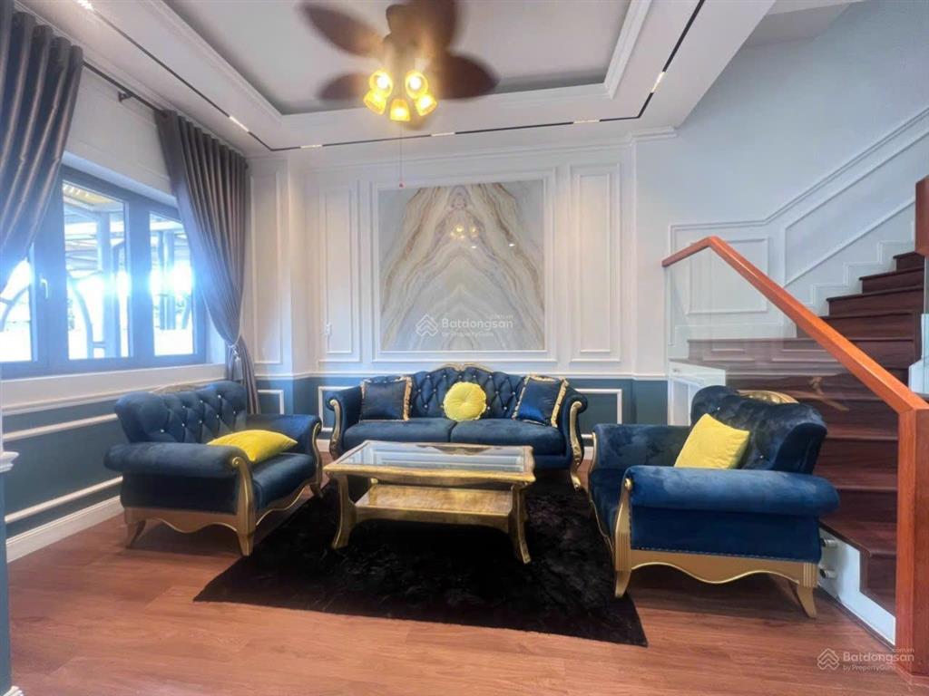 Cho thuê căn 3 tầng view công viên  full nội thất cao cấp