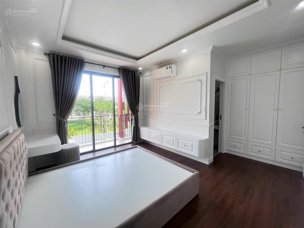Cho thuê căn 3 tầng view công viên  full nội thất cao cấp