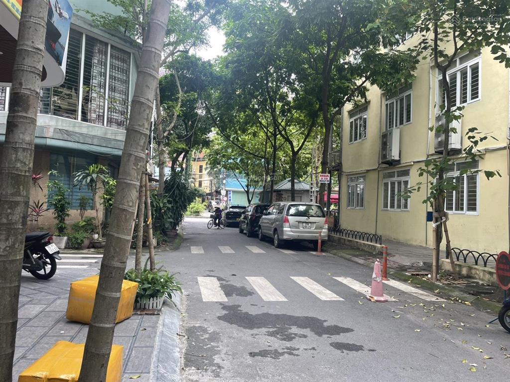 Khu vực trung tâm, trước nhà là nhà văn hóa và sân vui chơi, dân trí cao, kinh doanh tốt