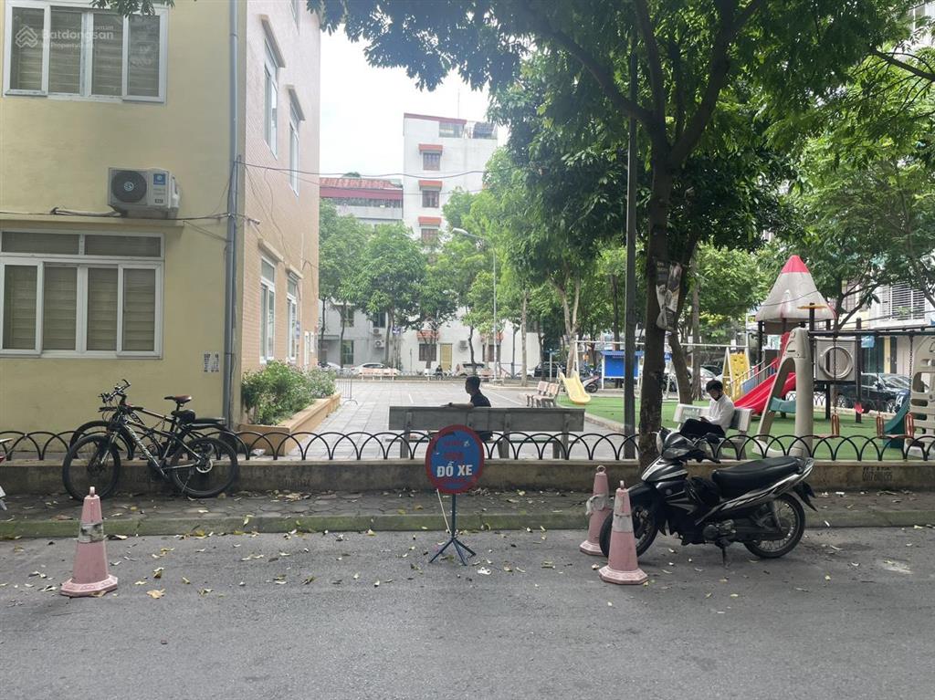 Khu vực trung tâm, trước nhà là nhà văn hóa và sân vui chơi, dân trí cao, kinh doanh tốt