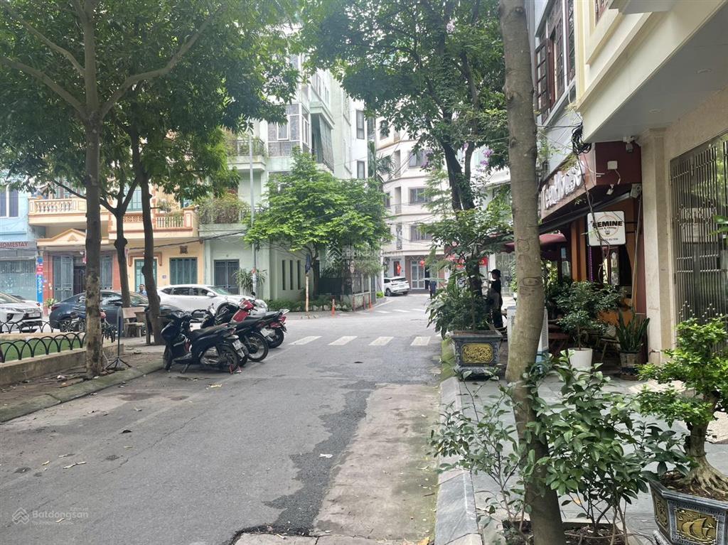 Khu vực trung tâm, trước nhà là nhà văn hóa và sân vui chơi, dân trí cao, kinh doanh tốt