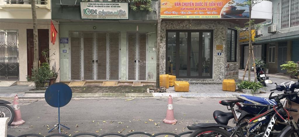 Khu vực trung tâm, trước nhà là nhà văn hóa và sân vui chơi, dân trí cao, kinh doanh tốt