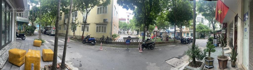 Khu vực trung tâm, trước nhà là nhà văn hóa và sân vui chơi, dân trí cao, kinh doanh tốt